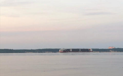 Напротив Чебоксар застрял круизный теплоход "Мустай Карим": "Был громкий стук"