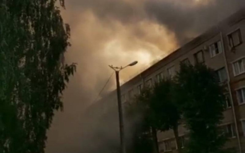 В Новочебоксарске горит чердак многоэтажного дома