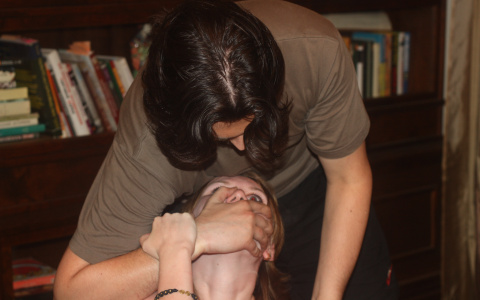 Чебоксарец издевался над своей девушкой, угрожал и едва не изнасиловал ее