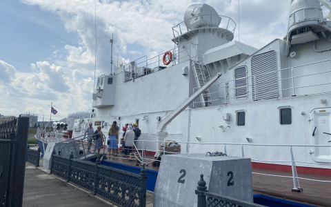 Сторожевой корабль “Чебоксары” начал принимать первых посетителей, но полностью он откроется через год