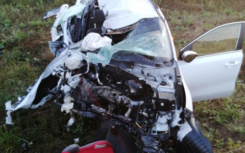 В Батыревском районе кроссовер обгонял машины и врезался в КамАЗ: пострадали трое