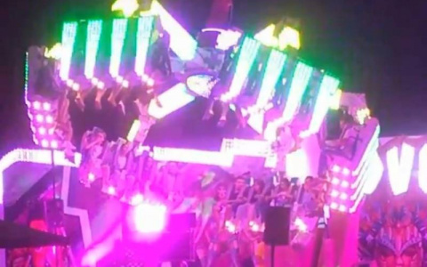 В Чебоксарах люди застряли в воздухе на зависшем аттракционе