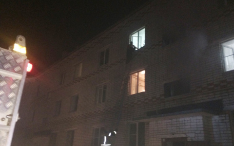 В Мариинском Посаде пожарные с помощью лестниц эвакуировали людей из горящего здания