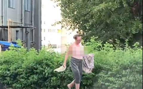 Женщина с обнаженной грудью гуляла по улицам Чебоксар: последствия жары?