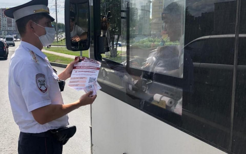 Пассажиры автобуса заступились за водителя, которого оштрафовали за езду с открытой дверью