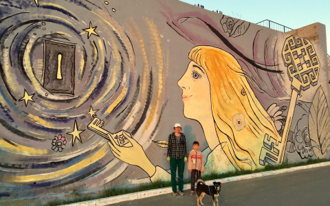 В Чебоксарах стену дома расписали сказочными и фантастическими героями