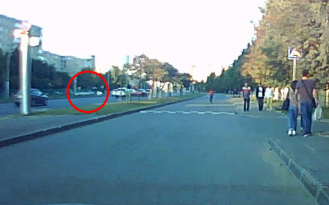 Момент аварии мотоцикла и иномарки в Новоюжном районе попал на камеру