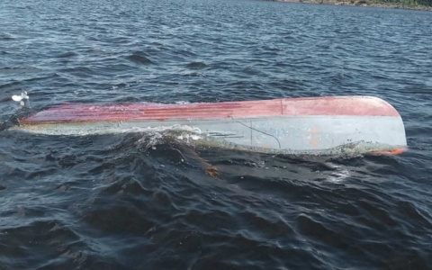 На Волге ищут рыбаков из перевернувшейся лодки