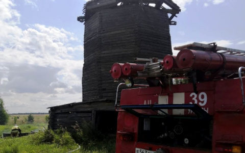 В Урмарском районе вспыхнула старинная мельница