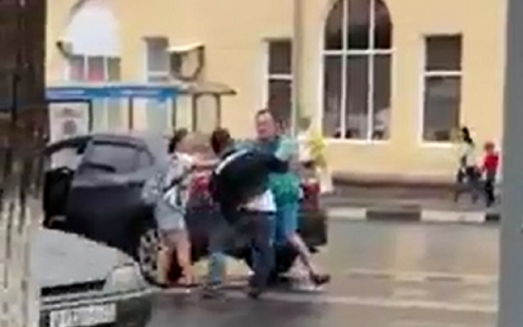 Пешеход и водитель устроили драку у "Луксора": "Перешел на красный и получил за это"