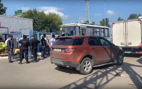 На Николаевском рынке в Чебоксарах полицейские проводят рейд