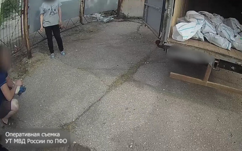 Новочебоксарка вызвала на чужую базу грузовик и попыталась вывезти металл