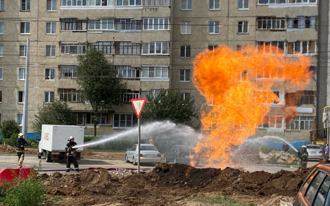В Юго-Западном районе вспыхнул газопровод огненным фонтаном