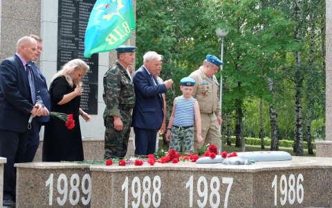 Десантники Чебоксар начали отмечать день ВДВ с возложения цветов