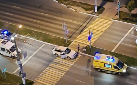 В Новочебоксарске шестилетний велосипедист проехал на красный и попал под машину