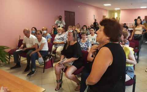 Погорельцы встретились с властями Новочебоксарска: "Вы нам должны материальную помощь выплатить!"