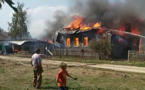 В Мариинско-Посадском районе огонь уничтожил жилой дом