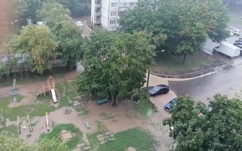 В Новоюжном районе прямо во дворе образовалось озеро