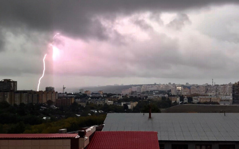 Четыре жителя Чувашии получили травмы от удара молнии: один находится в реанимации