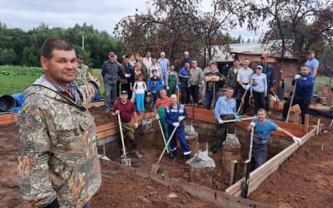 Жители деревни в Цивильском районе по традиции ниме строят дом семье после пожара