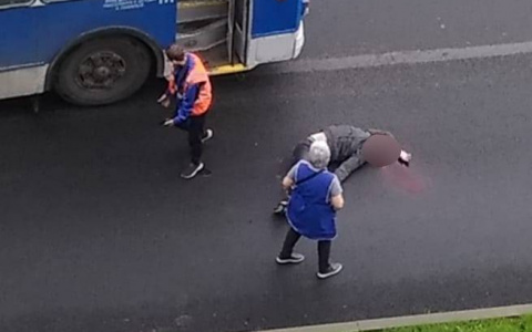 В Чебоксарах мужчина попал под колеса троллейбуса: "Увезли в тяжелом состоянии на автомобиле реанимации"