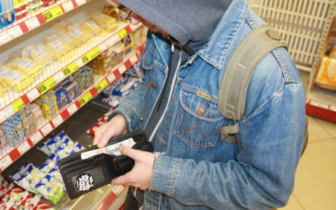 В Новочебоксарске подросток похитил с карты дедушки почти 250 тысяч рублей