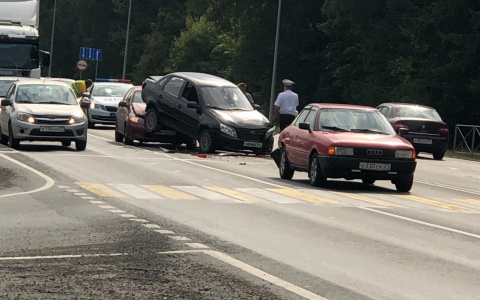 В Чебоксарском районе «Лада» оказалась на капоте другой легковушки