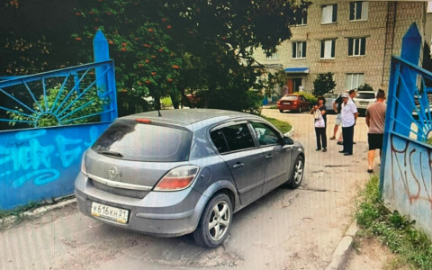 В Новочебоксарске машина сбила ребенка у роддома: мальчик внезапно выбежал перед легковушкой