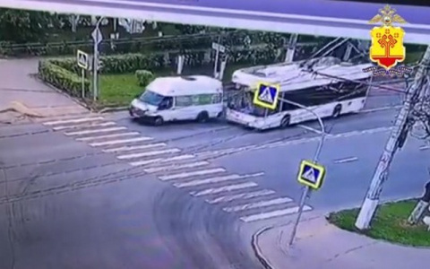 В Чебоксарах троллейбус врезался в микроавтобус: "Неожиданно отказали тормоза"