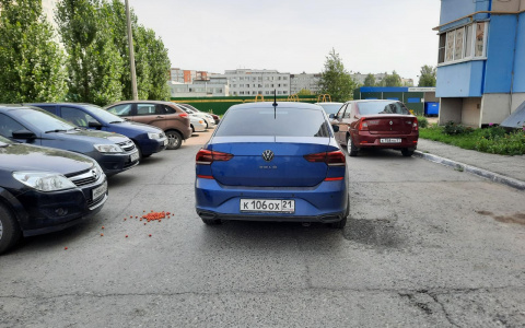 В Чебоксарах водитель сдавал назад и сбил мимо проходящую женщину