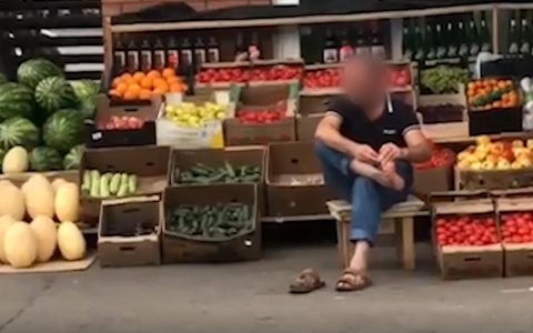 Продавец овощей удивил прохожих своими действиями: “Он ковырялся в ногтях и между пальцами ног”