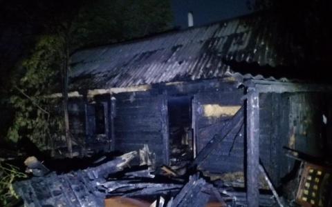 В Чебоксарах мужчина пострадал, когда пытался потушить свой дом