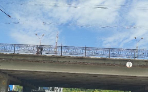 В Чебоксарах подросток встал за перилами моста, чем не на шутку напугал прохожих
