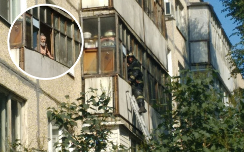 Чебоксарский пенсионер повис на окне: он был заперт в квартире и хотел выйти