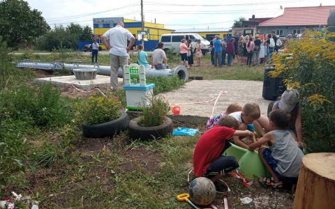 В Канаше жители выступили против установки сотовой вышки: "Сидели на ней 2,5 часа, мешая работе"