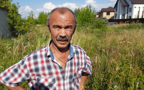 Чебоксарец лазает в свой дом через огороды и дырки в заборе, а его соседи платят деньги за проезд к домам