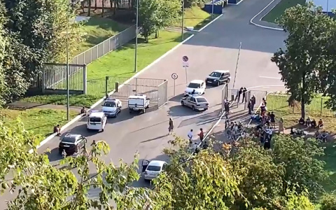 В Чебоксарах эвакуировали ледовый стадион: "Полицейские ходят по периметру с собаками"