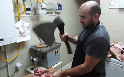 Житель Чувашии прошел путь от забойщика скота до владельца мясной лавки: "Убивать скотину - это не каждый сможет, нужно иметь хорошую психику"