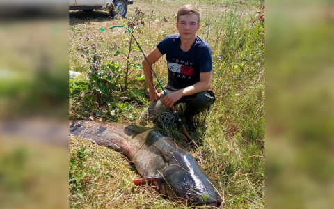 В Чебоксарах 18-летний рыбак выловил 50-килограммового сома