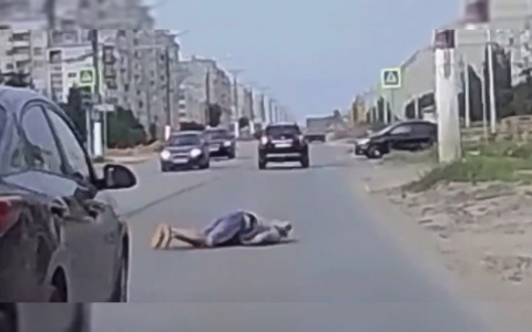 В Чебоксарах мужчину сбила иномарка: от удара он отлетел на несколько метров