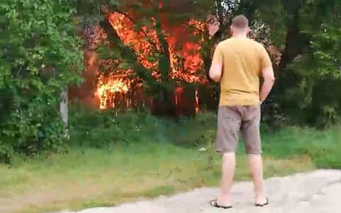 В исторической части Чебоксар полыхает частный дом: черный дым виден за несколько километров