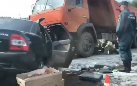 В Мариинско-Посадском районе "Приора" залетела под КамАЗ