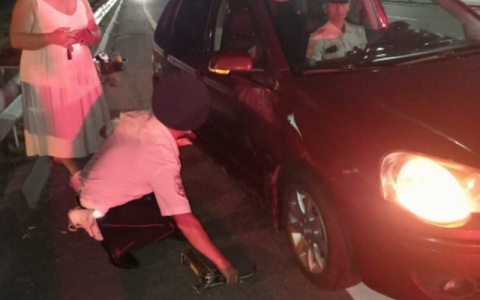 Инспекторы помогли женщине, у которой в пути повредилась машина