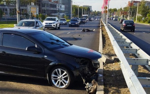 В районе "МТВ-Центра" Opel врезался в отбойник: водителя увезла скорая