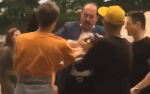 Чапаевский завод назвал причину нападения директора на парня: "Ребята толкали аниматоров, вероятно, были пьяны"