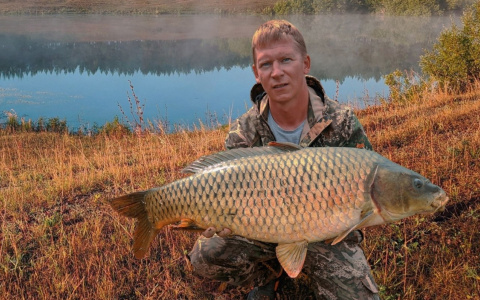 Житель Чувашии поймал гигантского карпа: "Рыбу я отпускаю, дома ее уже никто не ест"