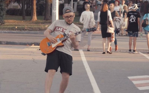 Уличный музыкант из Чебоксар стал популярным в США, Австралии, Норвегии, Германии и Франции