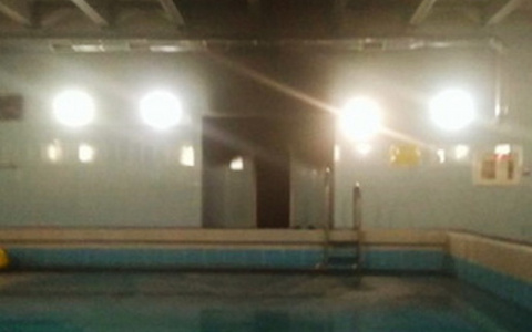 Поздно вечером из-за возгорания в бассейне эвакуировали отдыхающих санатория