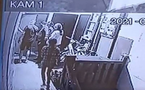 Соседи снизу терроризируют женщину и ее детей: “Побили мою дочь и ломились в квартиру”