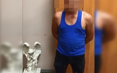 Новочебоксарец утащил с кладбища мраморного ангела: "Понравился и забрал домой"